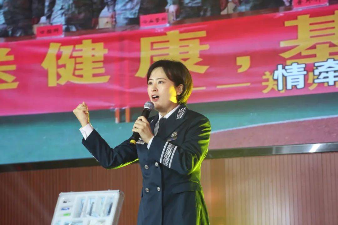 向党旗报告<strong></p>
<p>康复疗养</strong>！——天津康复疗养中心隆重举行先进事迹情景报告会:康复疗养